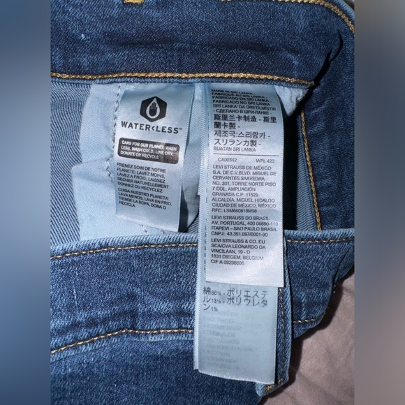 Levi’s High Waisted Mom Jeans - Picture 11 of 12